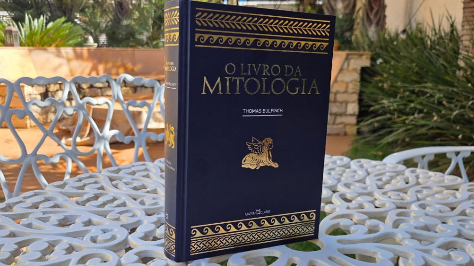 Ilustração poética de um estudo de mitologia com símbolos antigos, livros e fragmentos visuais organizados como campo simbólico.
