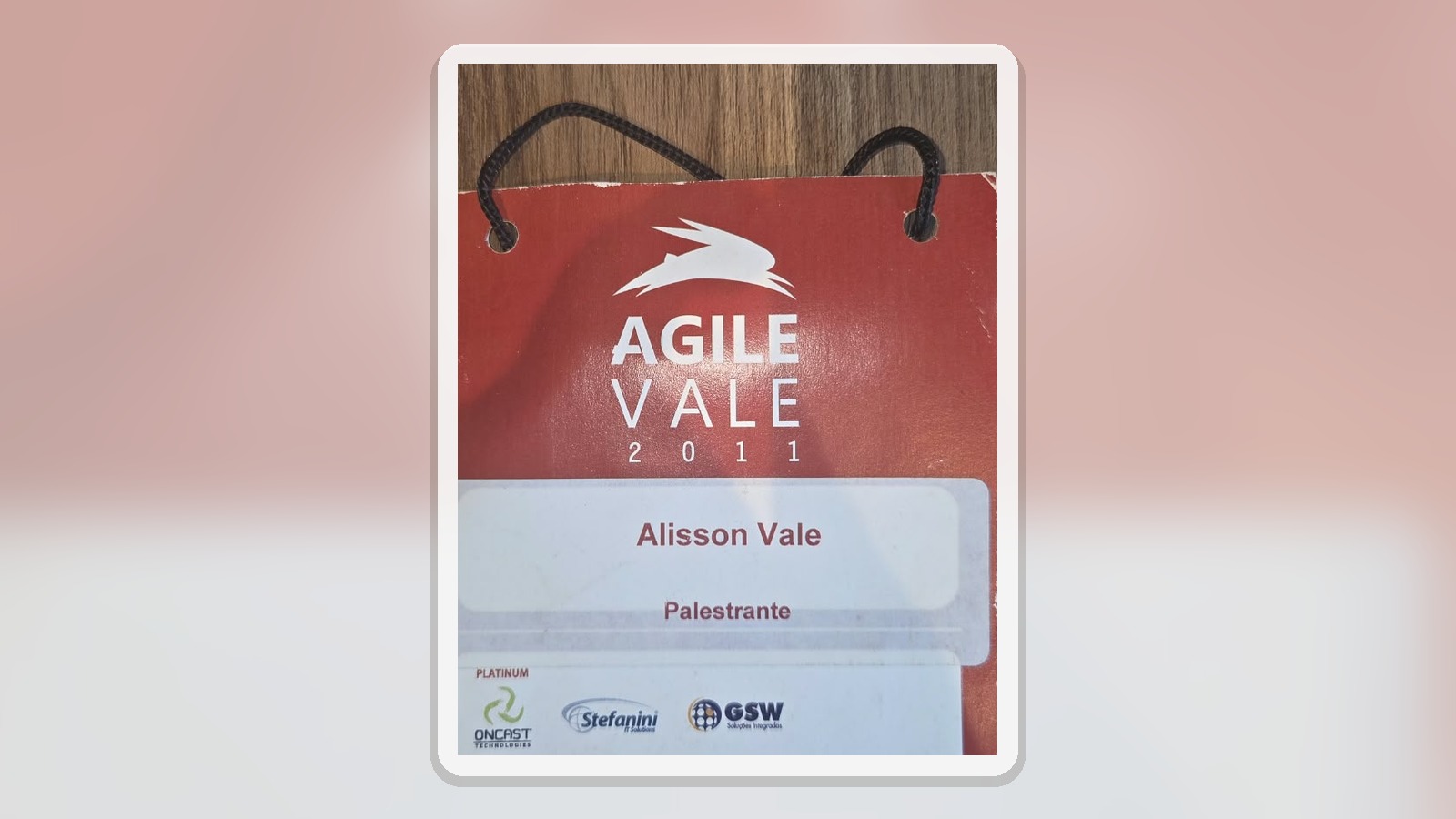 Composição horizontal com o badge físico de Alisson Vale em Agile Vale 2011.