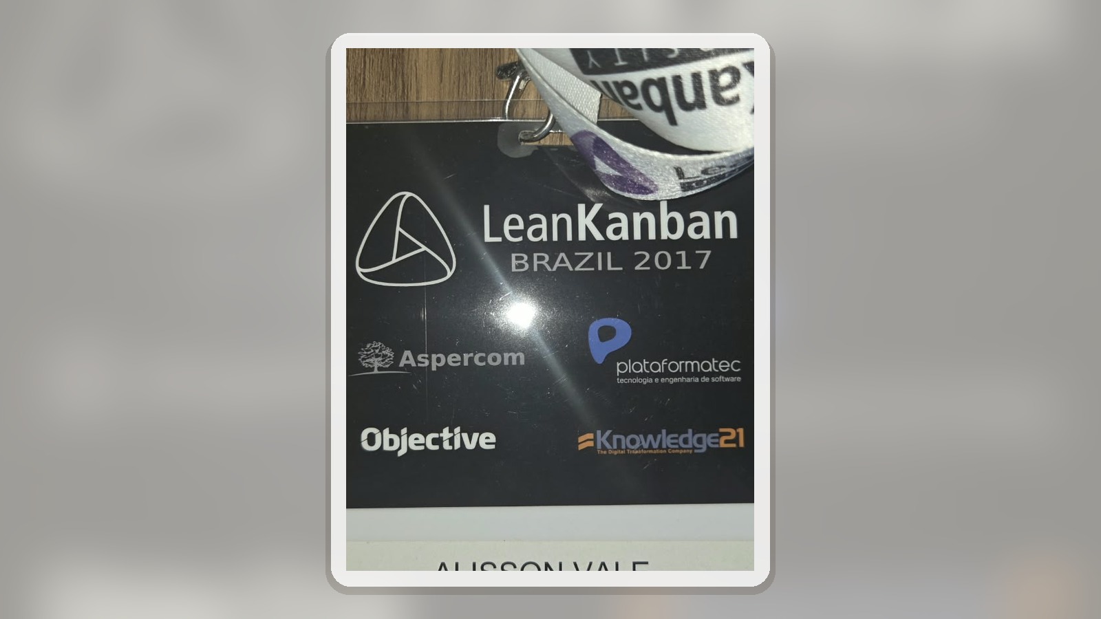 Composição horizontal com o badge físico de Alisson Vale em Lean Kanban Brazil 2017.