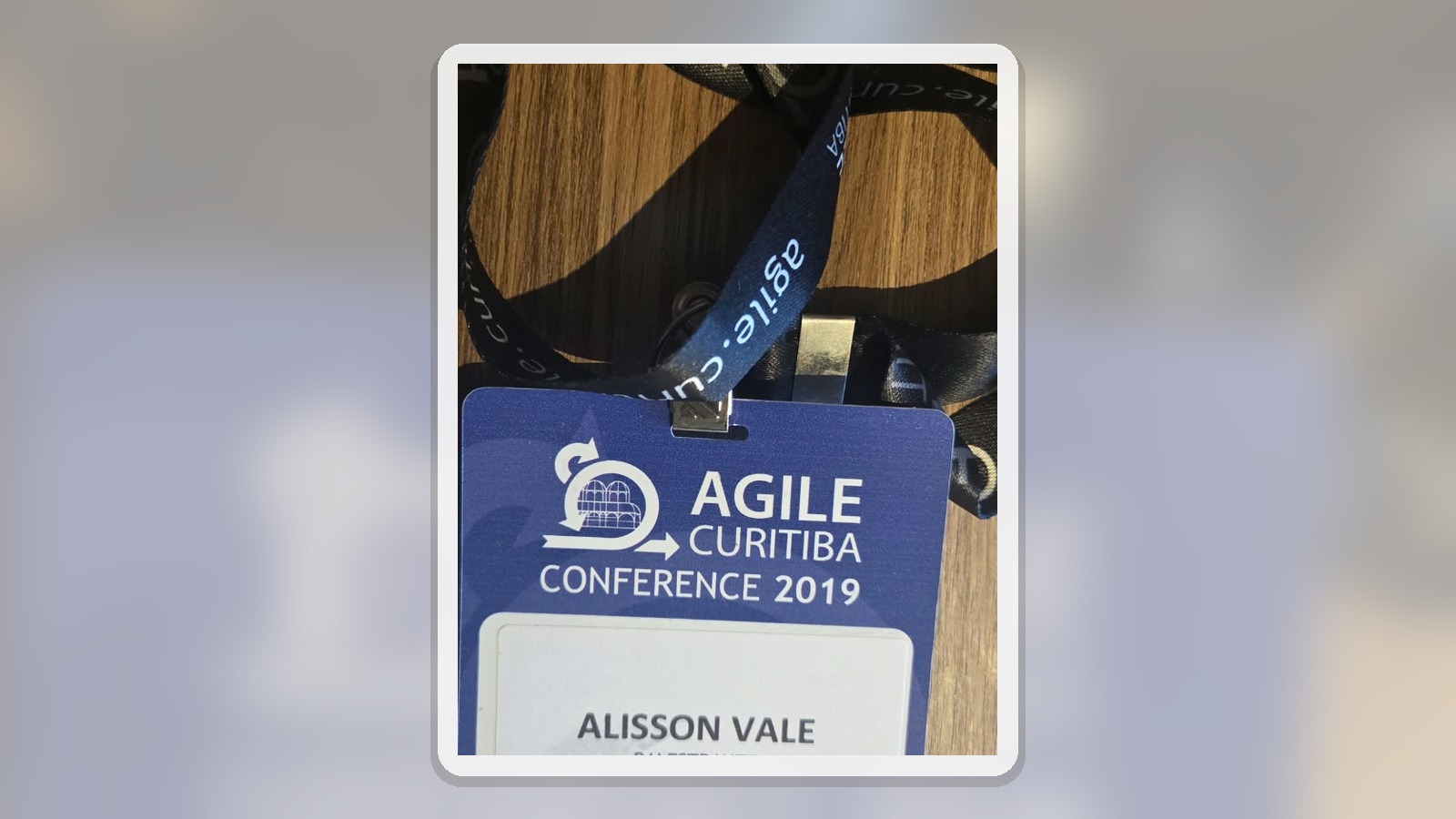 Composição horizontal com o badge físico de Alisson Vale em Agile Curitiba Conference 2019.