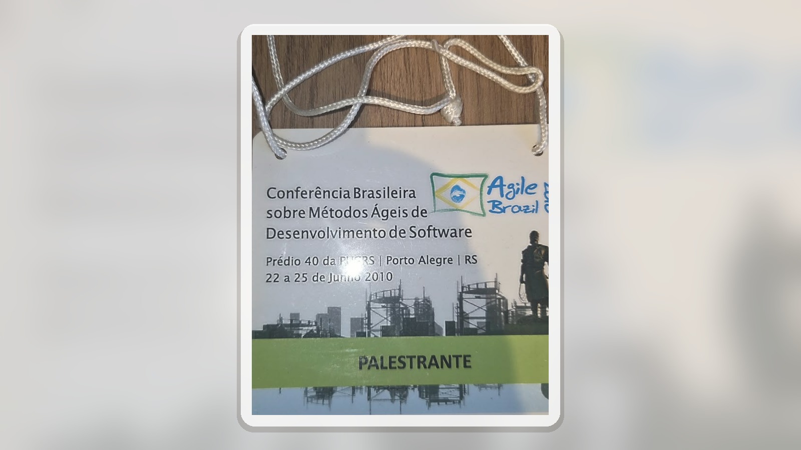 Composição horizontal com o badge físico de Alisson Vale em Agile Brazil 2010.