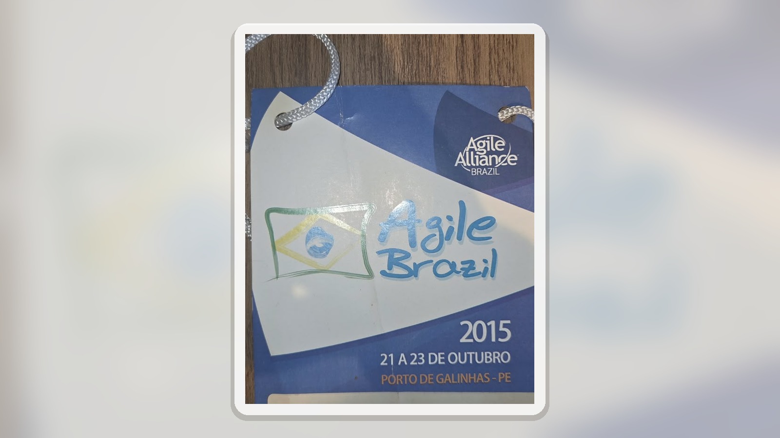 Composição horizontal com o badge físico de Alisson Vale em Agile Brazil 2015.