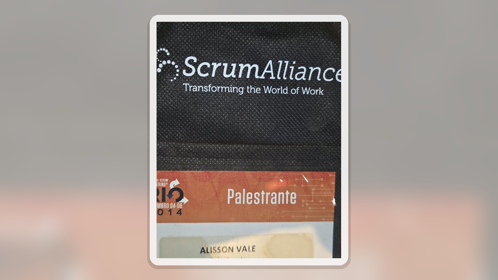 Composição horizontal com o badge físico de Alisson Vale em Scrum Gathering Rio 2014.