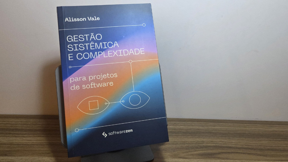 Livro Gestão Sistêmica e Complexidade para Projetos de Software apoiado em uma mesa.